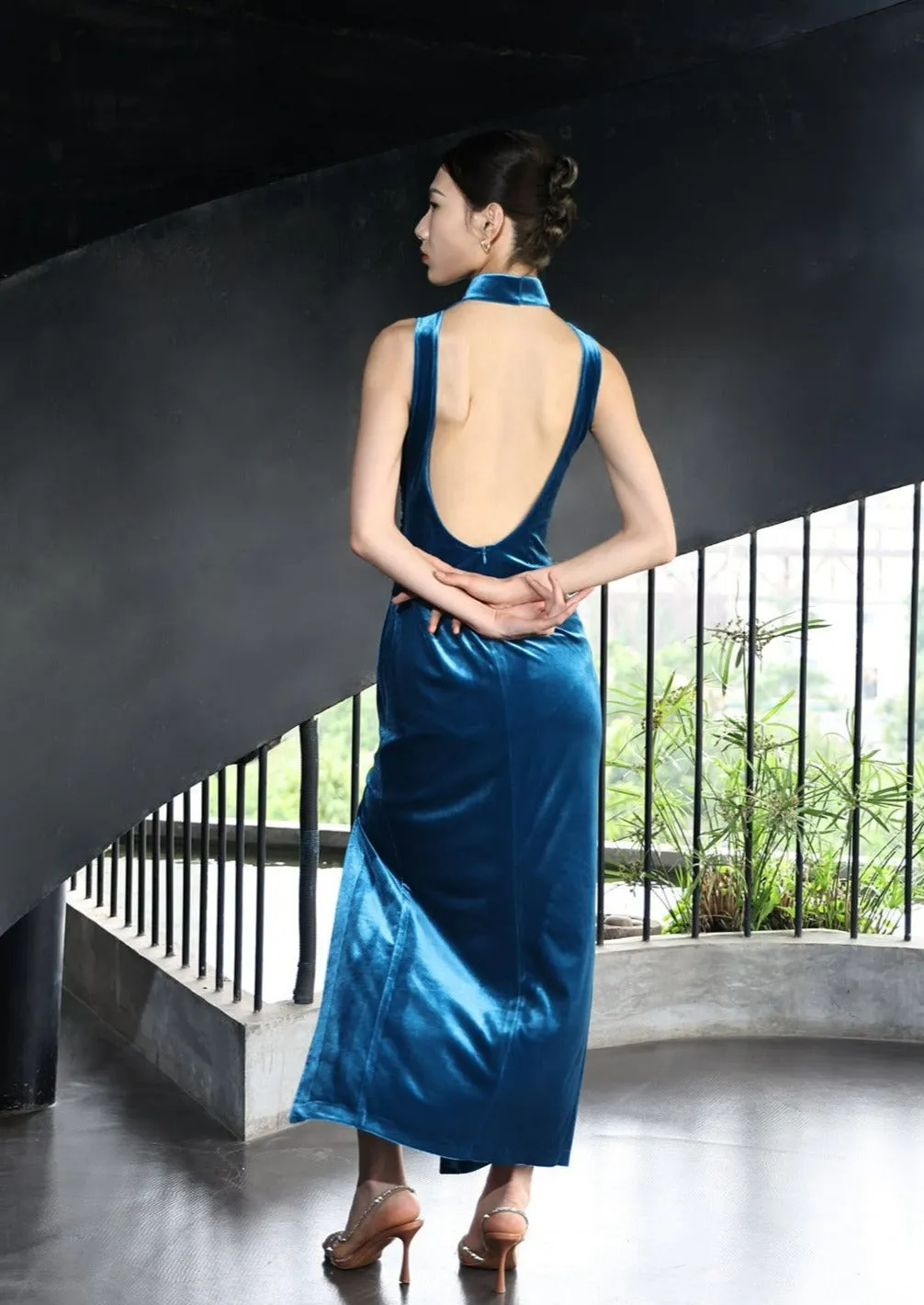 Hellebores Open Back Velvet Qipao (Teal)