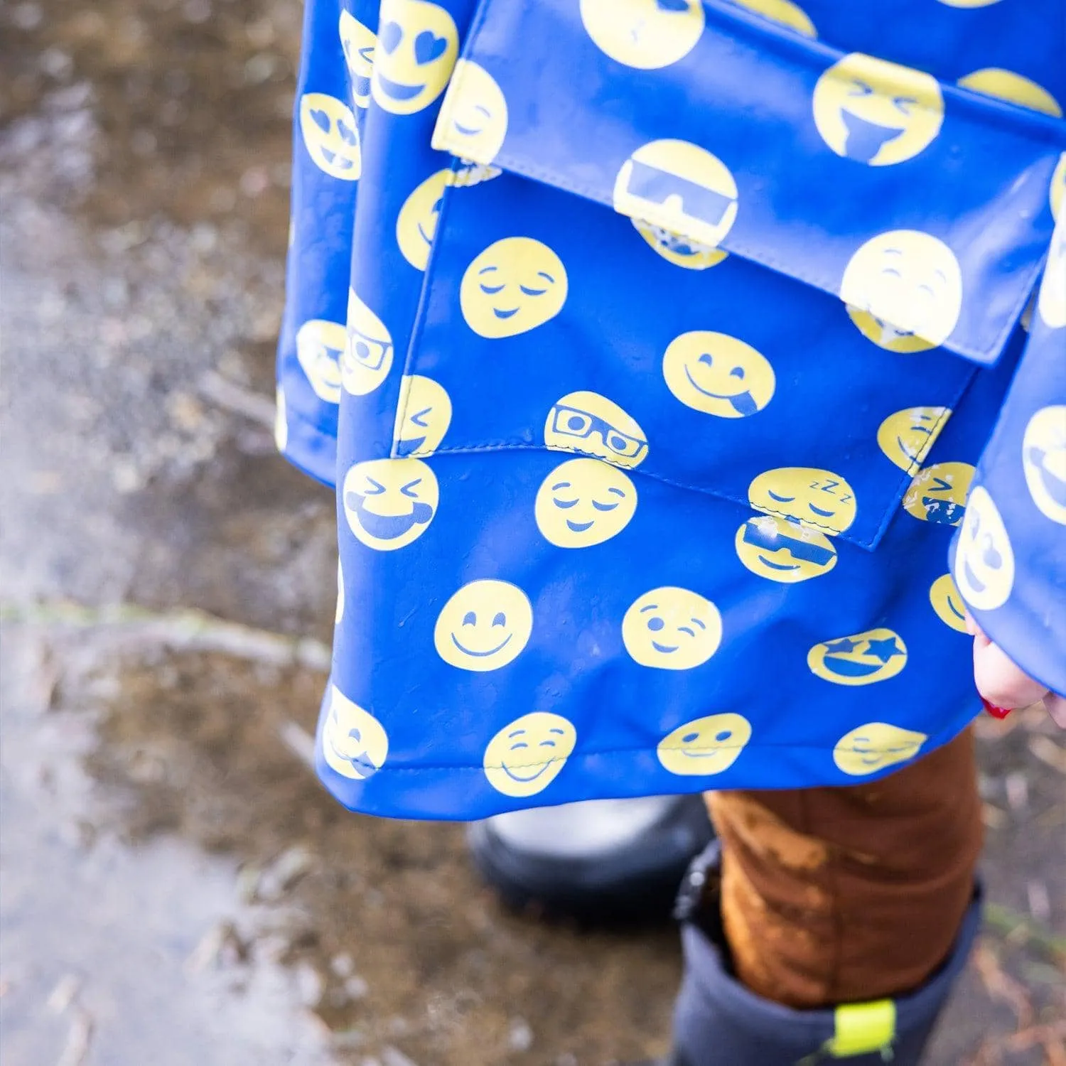 Magnetic Me - Raincoat - Blue Polka Dot Emoji